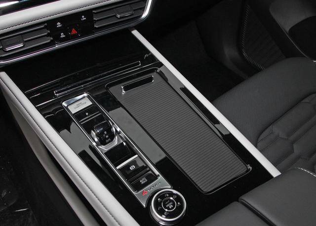 八月：奥色治郡